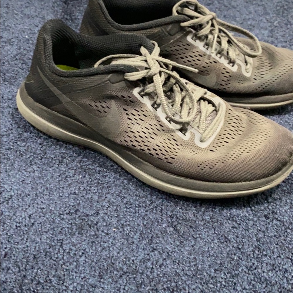 Nike womens black/grey sneakers
